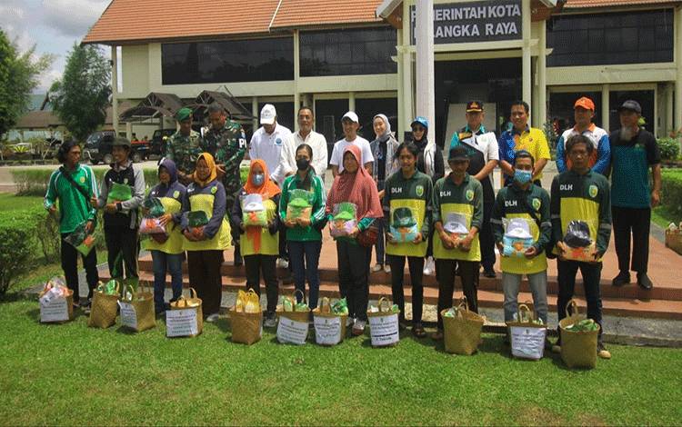 Sukses Raih Adipura, Petugas Kebersihan di Palangka Raya Dapat Bingkisan