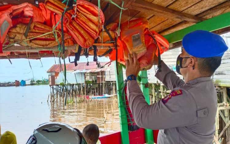Satpolairud Polres Kapuas Sambangi Feri Penyeberangan, Ini yang Dilakukan