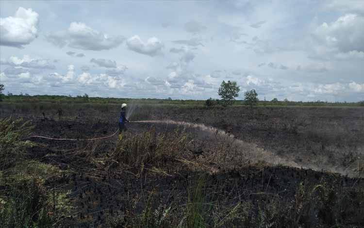Kebakaran di Jalan Karanggan Hanguskan Sekitar 10 Hektare Lahan Kosong