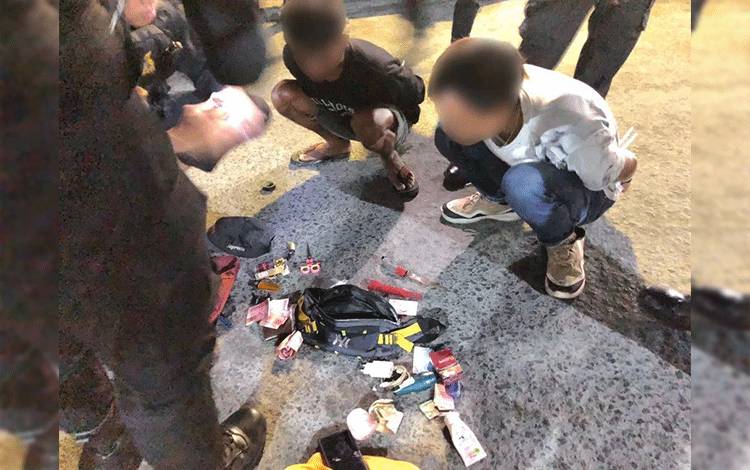 Dua Pria Bawa Senjata Tajam dan Alat Hisap Sabu Ditangkap di Palangka Raya