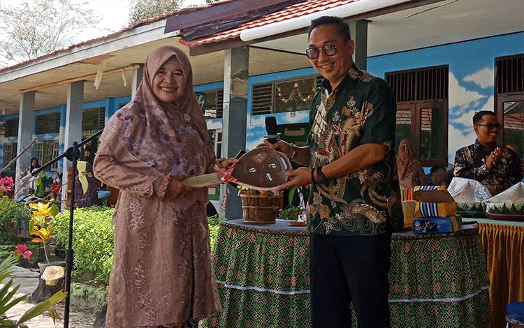 HUT ke 44 Tahun, SMPN 3 Sampit Mendapat Kado Minibus