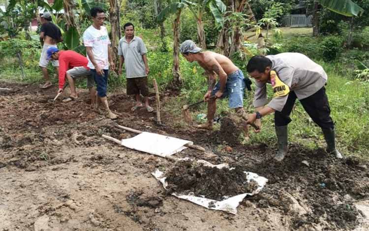 Bhabinkamtibmas Ikuti Gotong Royong Bersama Warga untuk Perbaiki Jalan