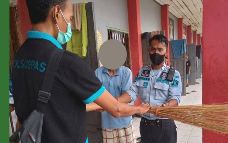 Kepala KPR Bagikan Alat Kebersihan ke Perwakilan WBP Rutan Kapuas?