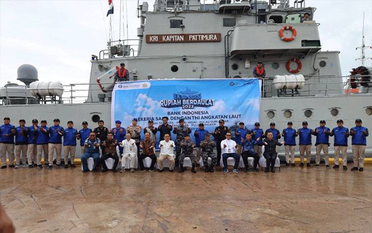 TNI AL Kerahkan KRI Pattimura 371 Distribusikan Uang BI di Kepri