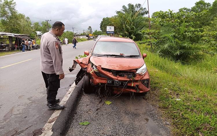 Diduga Mengantuk, Mobil Biduan Masuk Parit