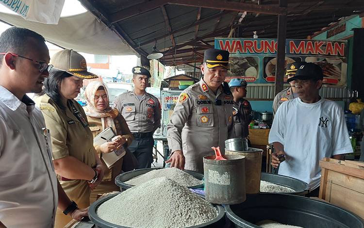 Jelang Ramadan, Kapolres Kapuas Sambangi Pasar Cek Sembako