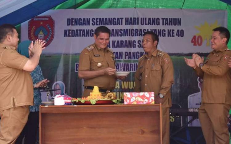 Begini Kata Pj Bupati Kobar pada Peringatan 40 Tahun Kedatangan Transmigran di Desa Karang Sari?