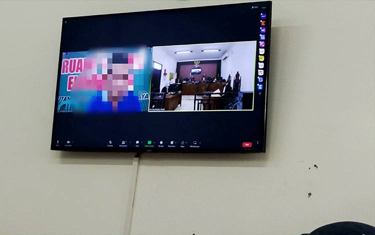 Temannya Sedang Tidur Lihat Handphonenya Tergeletak lalu Dicuri