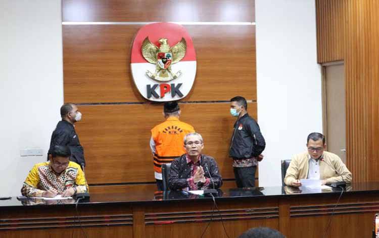 KPK Tahan Mantan Bupati Sidoarjo Saiful Ilah