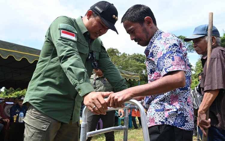 Bupati Lamandau Salurkan Bantuan Bagi Penyandang Disabilitas