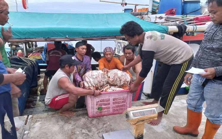 Puluhan Ton Komoditas Perikanan Didaratkan di Pelabuhan Perikanan Kuala Pembuang
