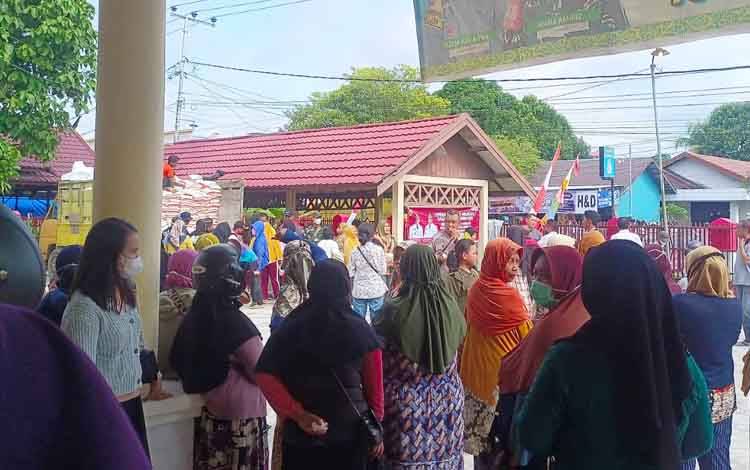 Warga Kelurahan Langkai Antusias Belanja Beras di Pasar Murah