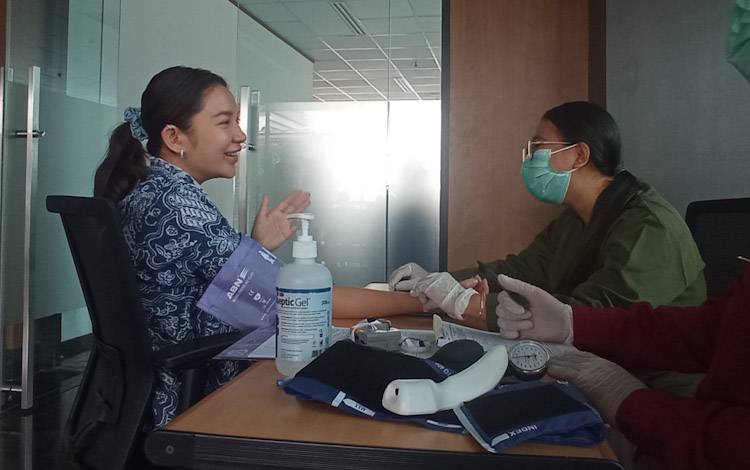 Momen HUT ke 60 Hj. Nuriyah, Istri Owner CBI Group H. Abdul Rasyid AS, Jajaran Pimpinan dan Karyawan Ikuti Donor Darah?