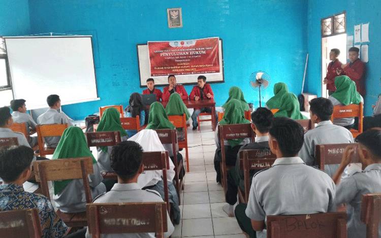 Mahasiswa STIH Habaring Hurung Sampit Berikan Pengetahuan Hukum Terhadap Pelajar