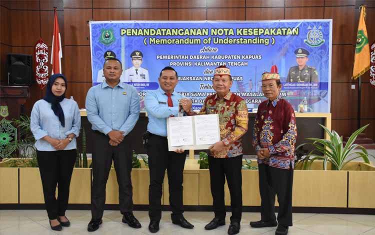 Pemkab Kapuas dan Kejari Tandatangani MoU Kerjasama Bidang Datun