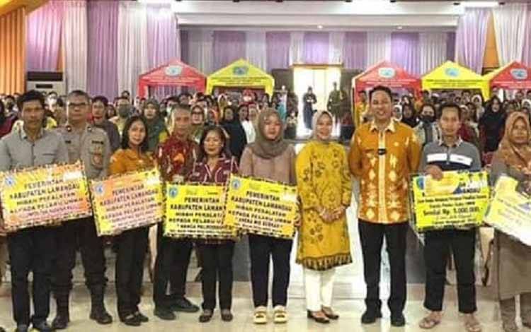 Bupati Lamandau Salurkan Bantuan Peralatan Bagi Pelaku UMKM