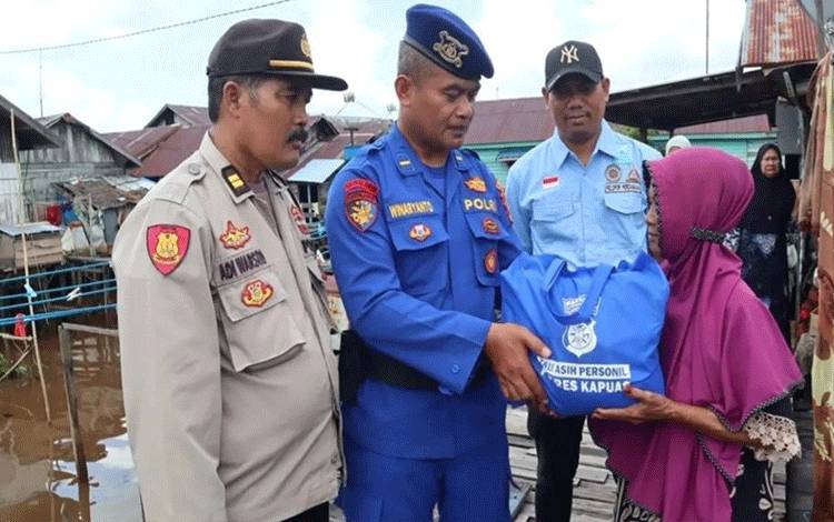 Lewat Program Seribu Rupiah Sehari, Polres Kapuas Beri Sembako Warga Pesisir