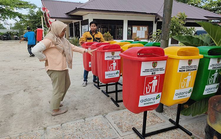 Kelurahan Panarung Terima 5 Bak Sampah 3R