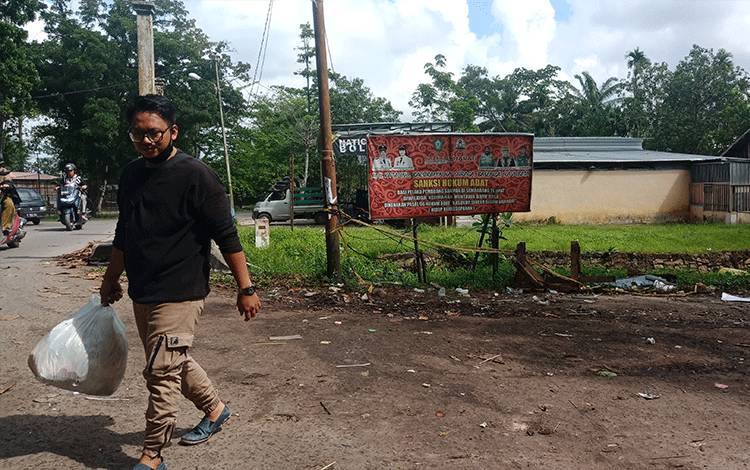Camat MB Ketapang: Buang Sampah Ditempat ini Dikenakan Sanksi Hukum Adat