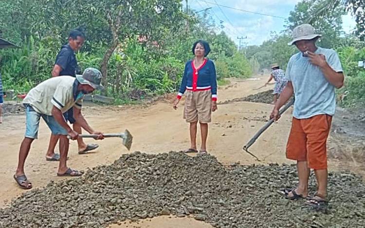 Warga Desa Murutuwu Barito Timur Gotong Royong Timbun Jalan Rusak