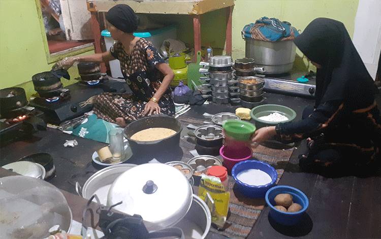 Pelaku UMKM di Kobar Mengolah Kue Bingka masih Dengan Cara Tradisional