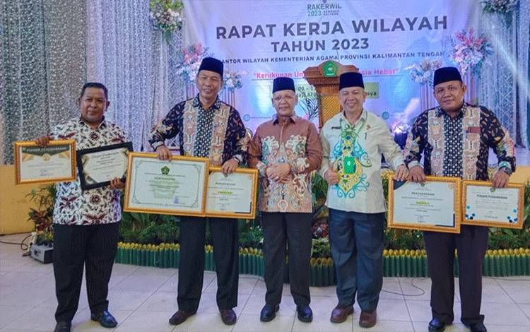 Kemenag Kapuas Terima 6 Penghargaan Kakanwil Kemenag Kalteng