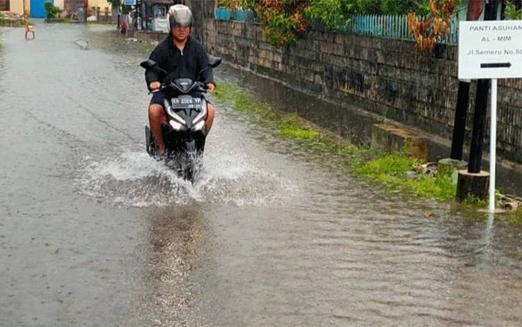 Diguyur Hujan Seharian Sejumlah Jalan di Palangka Raya Banjir