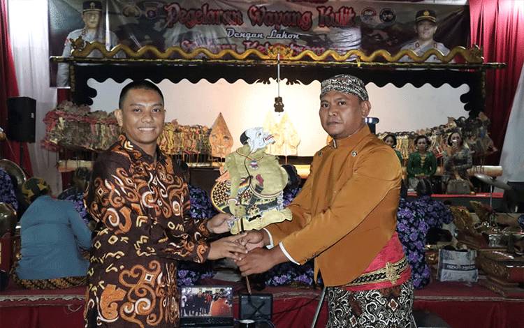 Polres Barito Selatan Gelar Pertunjukan Wayang Kulit Lakon Wahyu Ketentreman