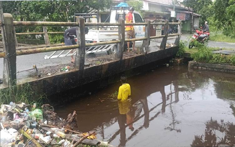 Pandulima Pungut Sampah di Pengaringan Panarung