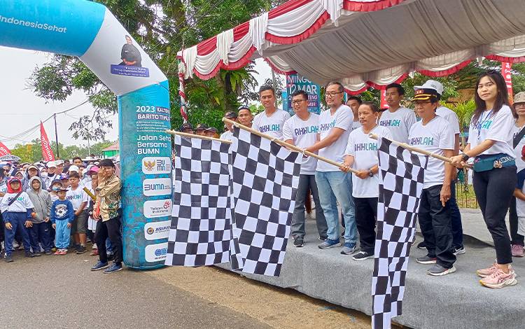 Wakil Bupati Timur Lepas Jalan Sehat Bersama BUMN