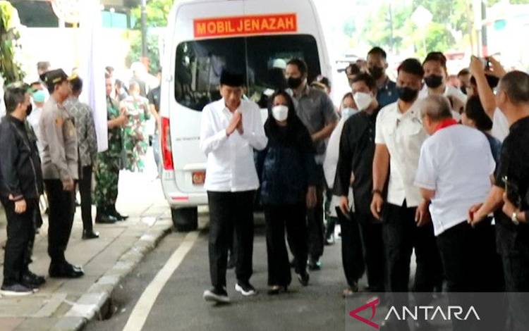 Presiden Jokowi Melayat ke Rumah Duka Istri Moeldoko