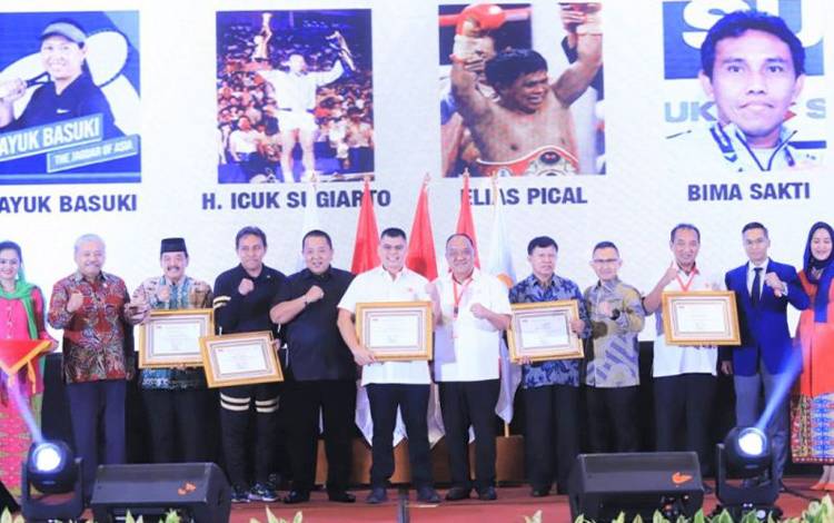 Mantan Petinju Ellyas Pical dan Chris John Dapat Penghargaan dari KONI