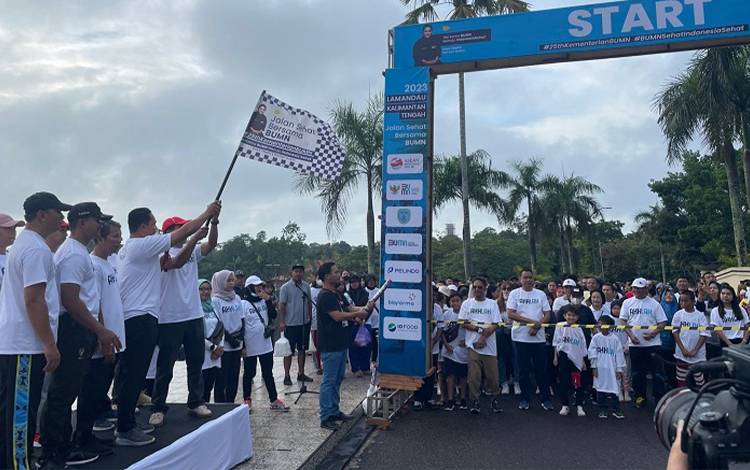 Ribuan Warga Lamandau Meriahkan Jalan Sehat 25 Tahun BUMN  ?