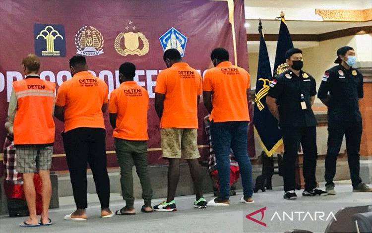 Kemenkumham Bali Deportasi Empat WNA Nigeria dan Satu Warga Rusia