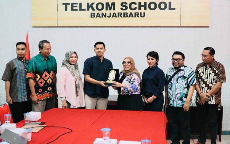 Legislator Kalteng Sambangi SMK Telkom Banjarbaru Sekaligus Berikan Bantuan 2 Unit AC