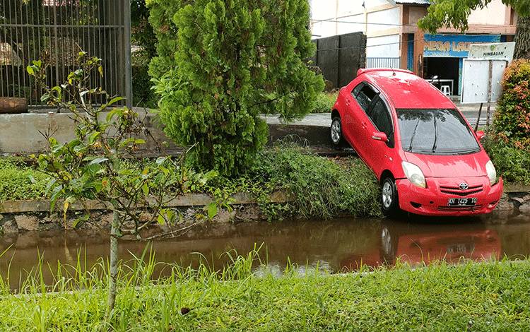 Niat Buang Sampah, Mobil Malah Nyungsep ke Parit