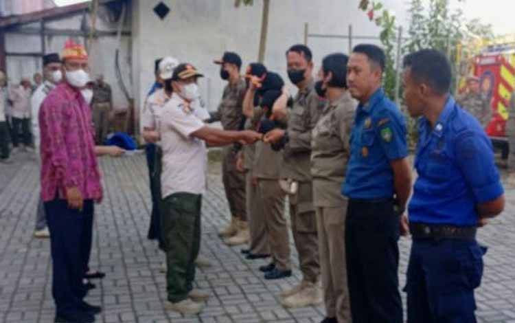 Satpol PP dan Damkar Kapuas Beri Reward untuk Tekon