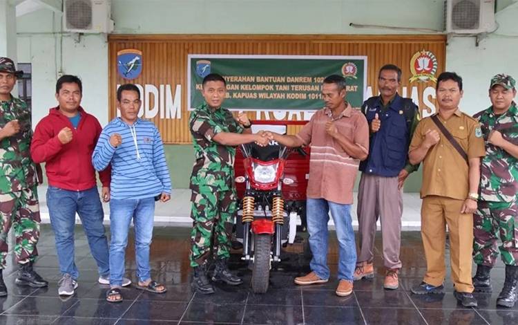 Dandim 1011 Kapuas Serahkan 1 Unit Motor Roda Tiga ke Poktan Bina Tani