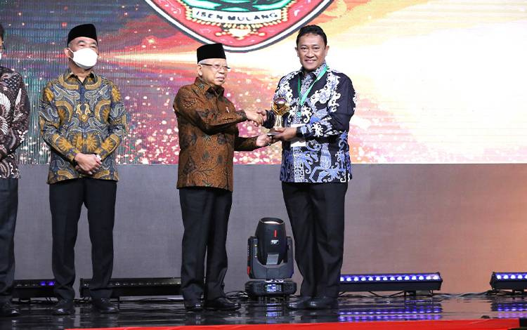Wakil Presiden RI Berikan Penghargaan Pemda Berstatus Universal Health Coverage