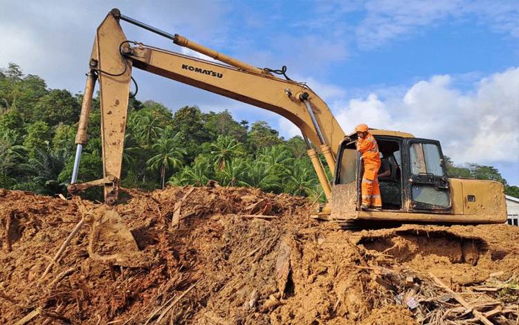 Tim SAR Masih Berupaya Mencari Empat Orang Korban Longsor Serasan