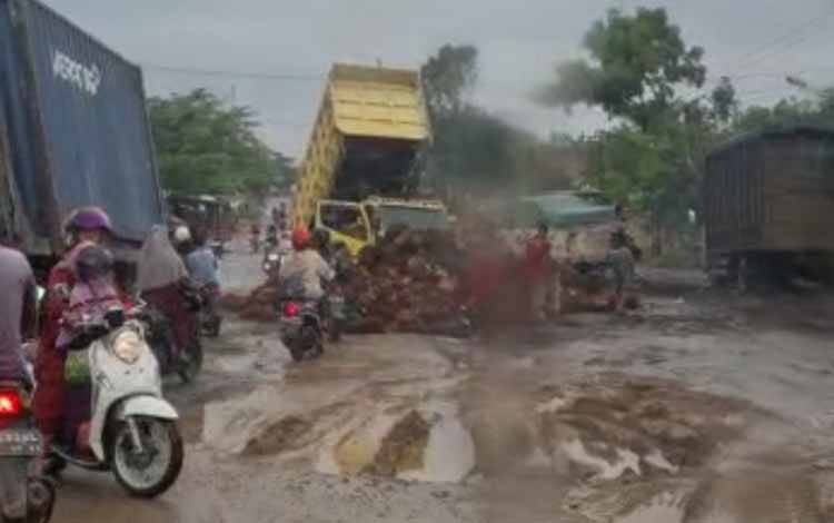 Warga Pangkalan Banteng Keluhkan Jalan A Yani Rusak Parah