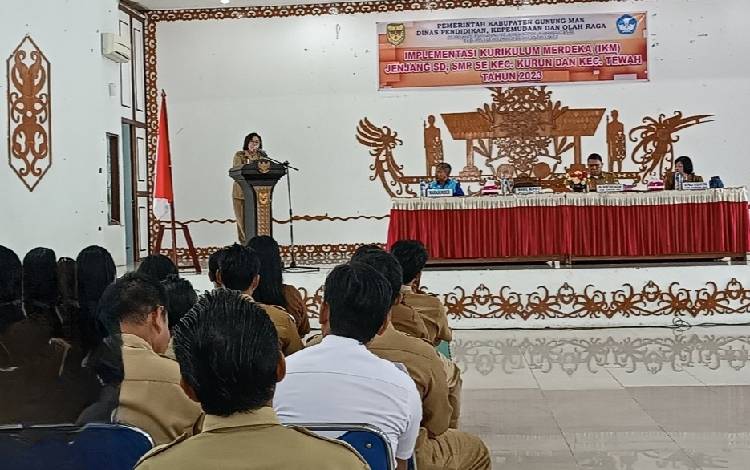 Wakil Bupati Gunung Mas Dorong Guru dan Siswa Kuasai Teknologi Informasi