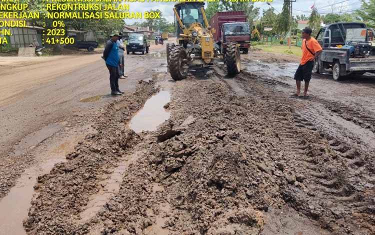 PUPR Kobar Lakukan Perbaikan Jalan A Yani Pangkalan Banteng