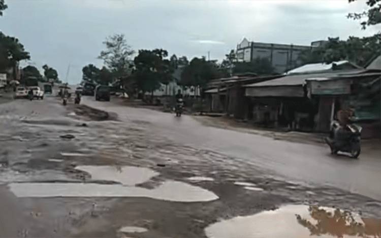 Dewan Kobar Minta Dinas Terkait Segera Tangani Jalan A Yani Pangkalan Banteng yang Rusak