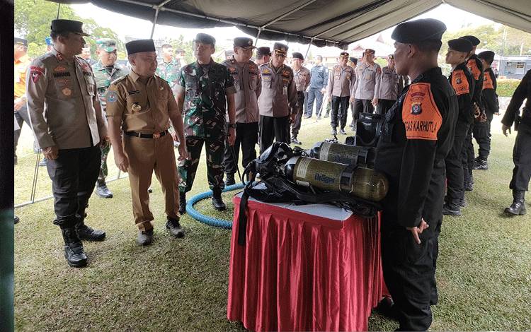 Gubernur Provinsi Kalimantan Tengah H Sugianto Sabran saat mengecek Sarpar di tenda Korps Brimob Polda Kalteng (FOTO : PATHUR)