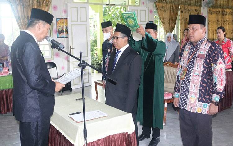 Kepala Kemenag Kapuas Lantik Pejabat Fungsional Pengawas