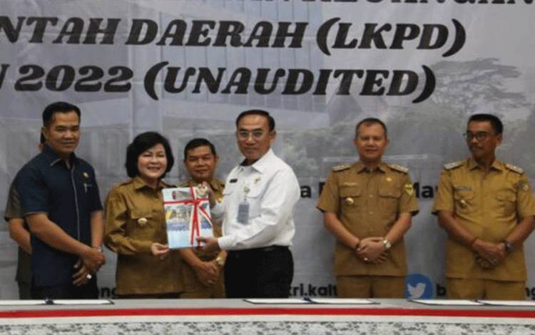 Bupati Pulang Pisau Serahkan LKPD 2022 ke BPK