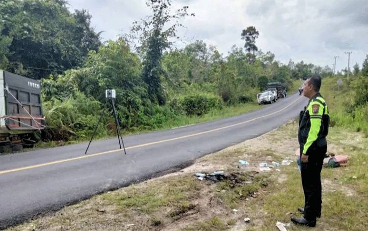 Satlantas Polres Kapuas bersama TAA Polda Kalteng Olah TKP Kecelakaan di Jalan Lintas Palangka Raya - Buntok