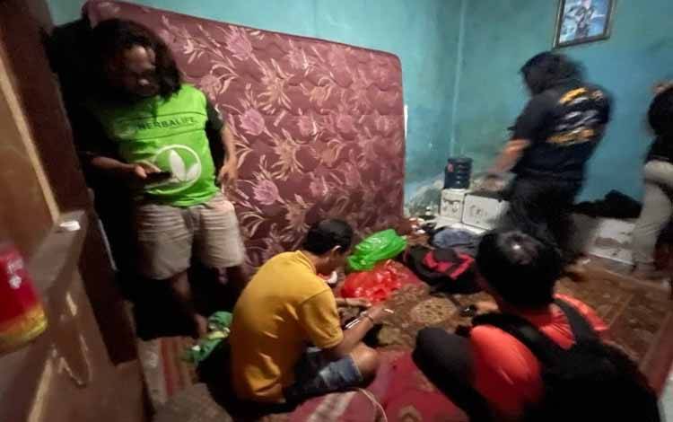 Sedang Santai Nunggu Pembeli, Pengedar Sabu Diborgol Polisi