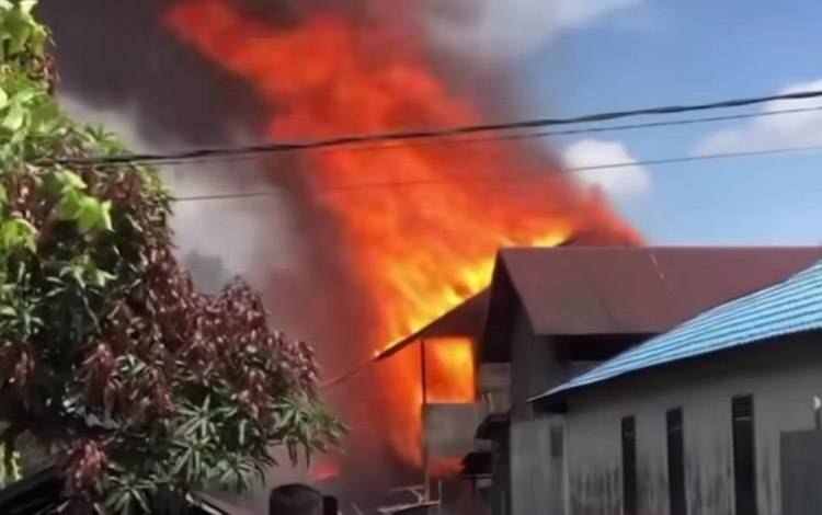 Siang Bolong, Sebuah Barakan Terbakar di Kelurahan Baru